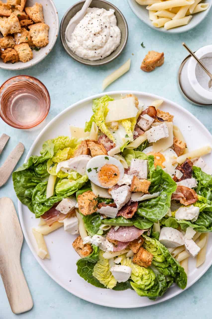 Caesar salade met kip en pasta, maaltijdsalade 