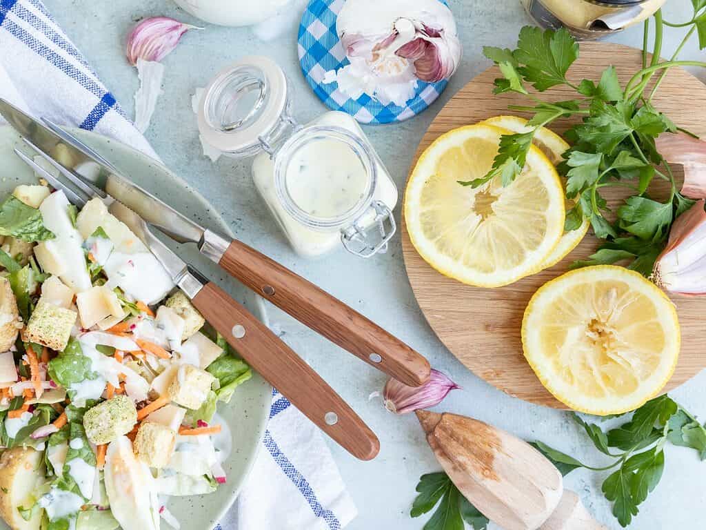 Yoghurt dressing maken