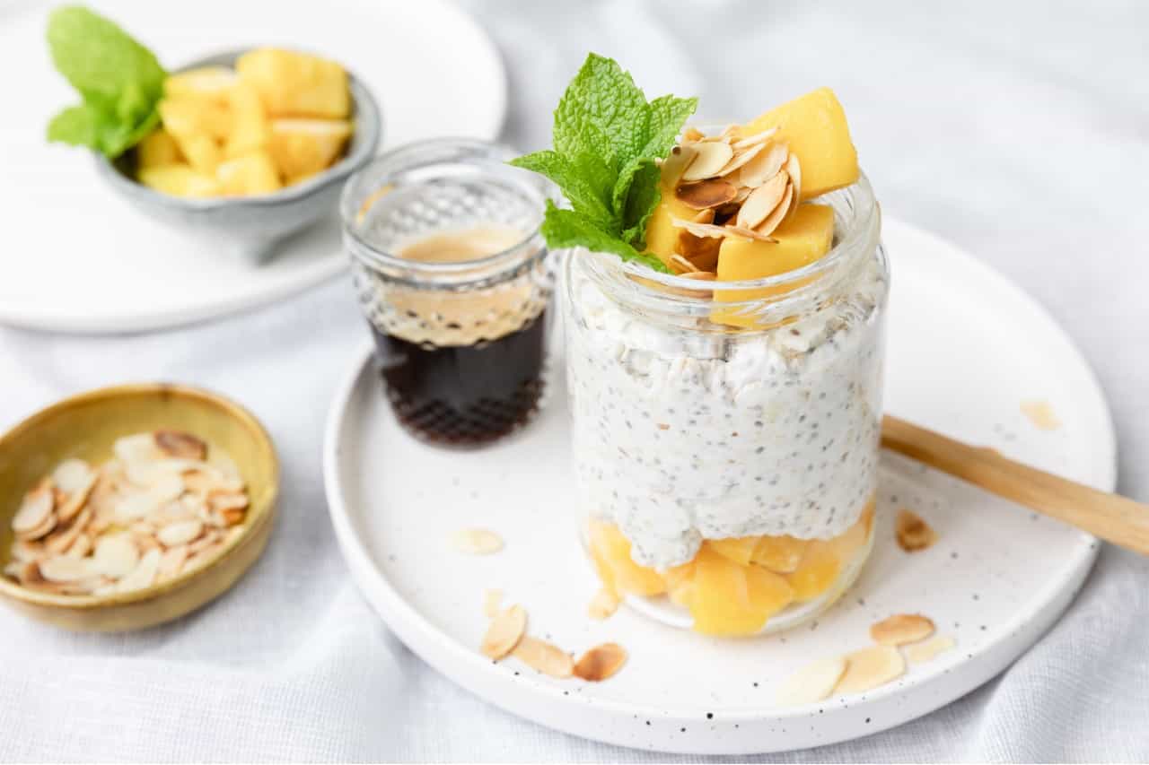 Overnight oats met yoghurt en mango