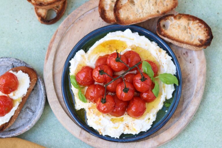 Opgeklopte feta met gepofte tomaatjes