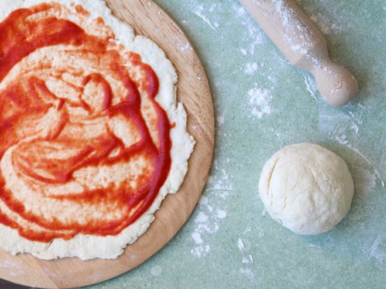 Gezonde pizzabodem met 2 ingrediënten; zelfrijzend bakmeel en Griekse yoghurt