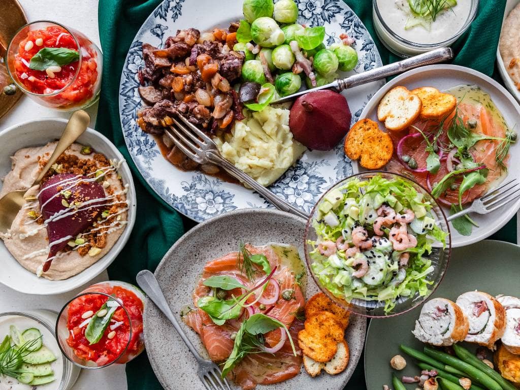 Met deze makkelijke kerstrecepten wordt het kerstdiner een succes. Maak een keuze uit een compleet kerstmenu of kies losse kerstgerechten uit.