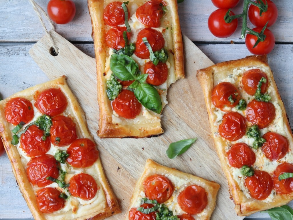 Bladerdeegtaartjes met tomaat