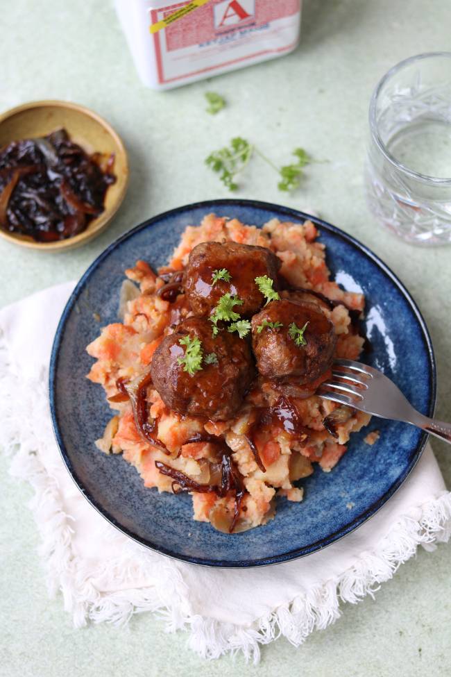Hutspot met ketjap. Gebakken uien met ketjap en ketjap in het gehakt