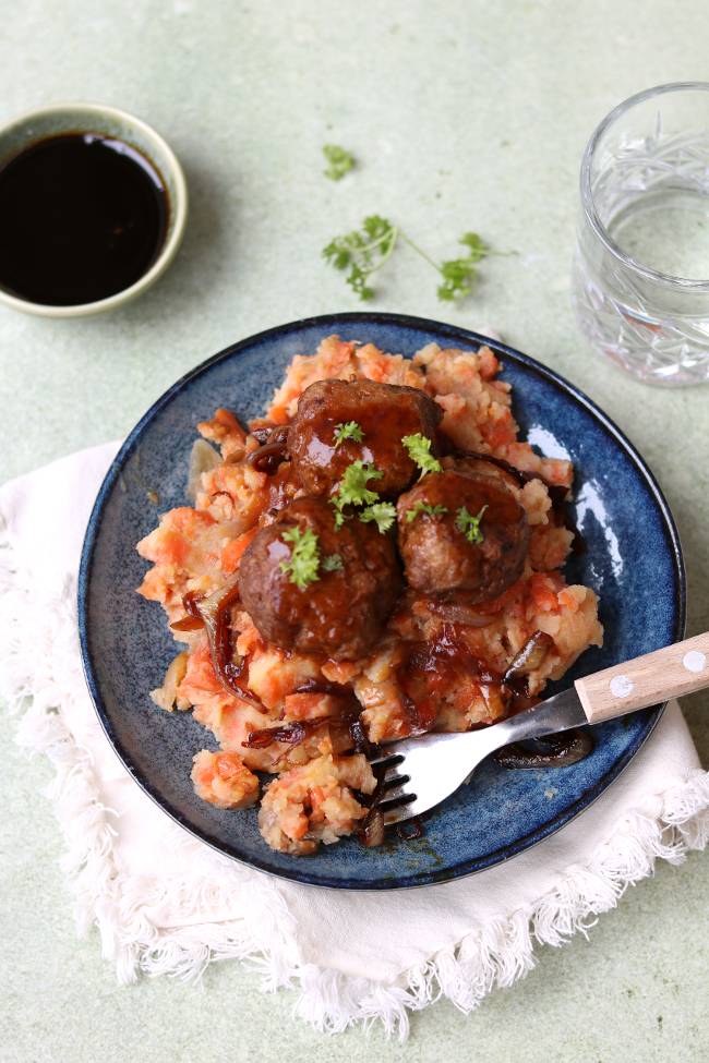 Hutspot met gebakken uien in ketjap. Gehakballetjes met ketjap