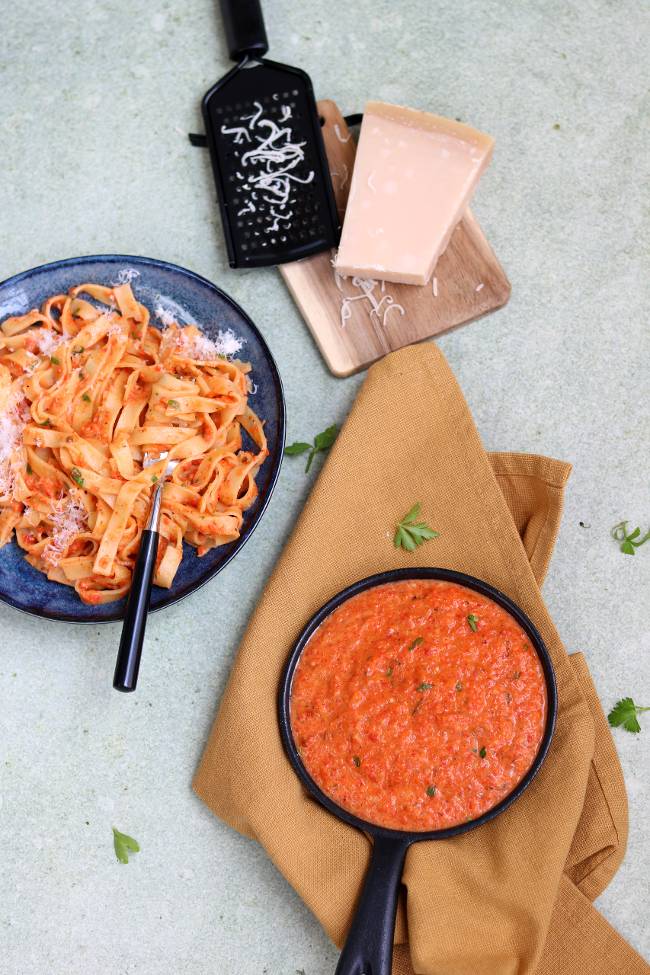 Pasta met gegrilde paprikasaus