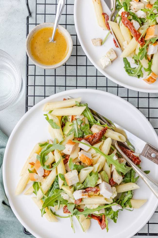 Pasta salade met gerookte kip