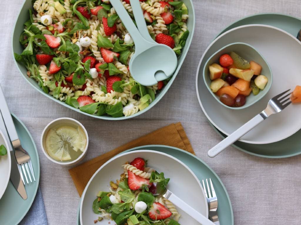 Zomerse salade met aardbeien