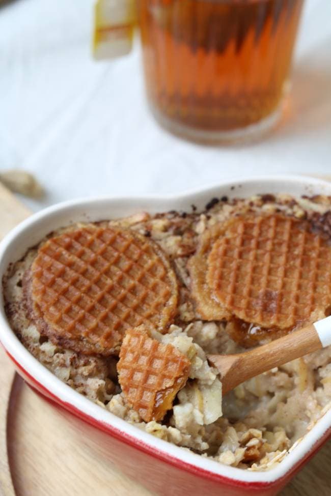Stroopwafel appeltaart met havermout uit de oven
