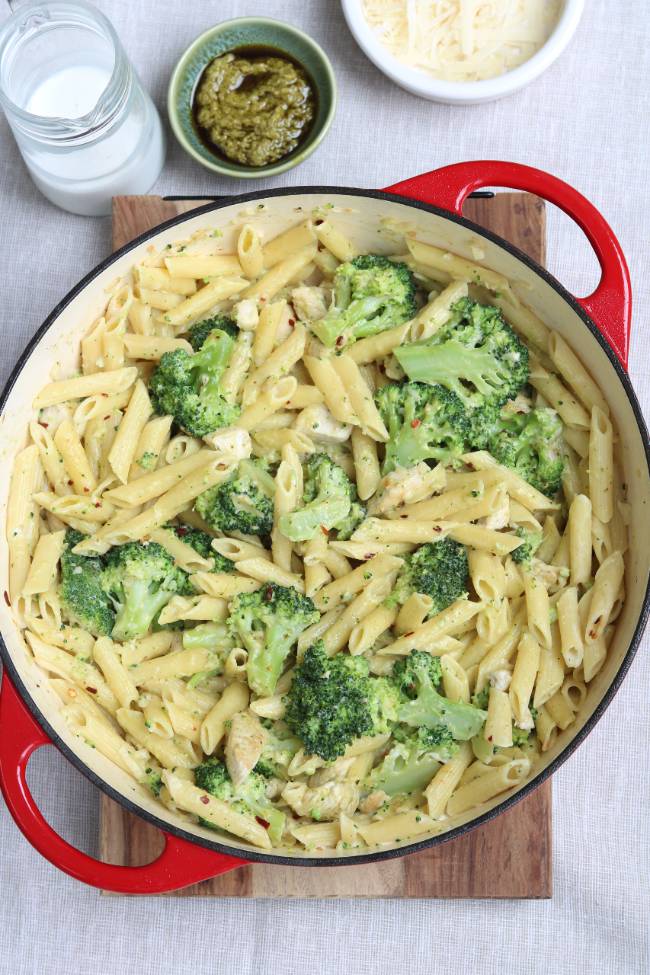 Romige pasta met kip, pesto en broccoli