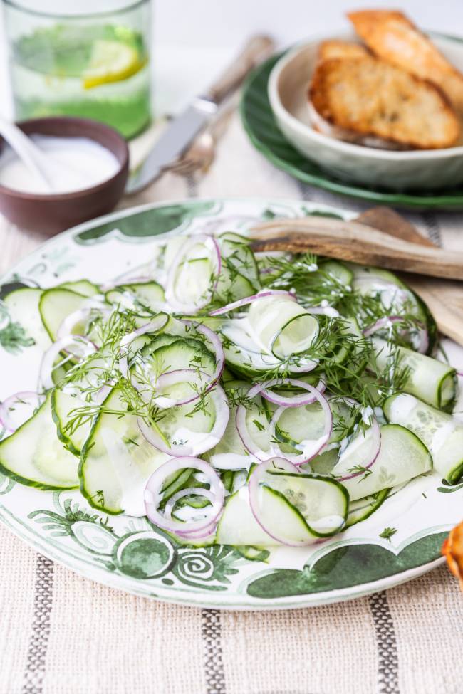 Frisse komkommersalade maken