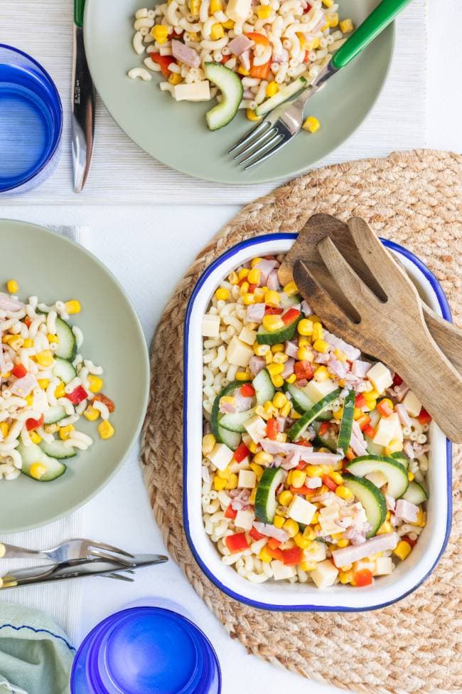Macaroni salade met hamblokjes