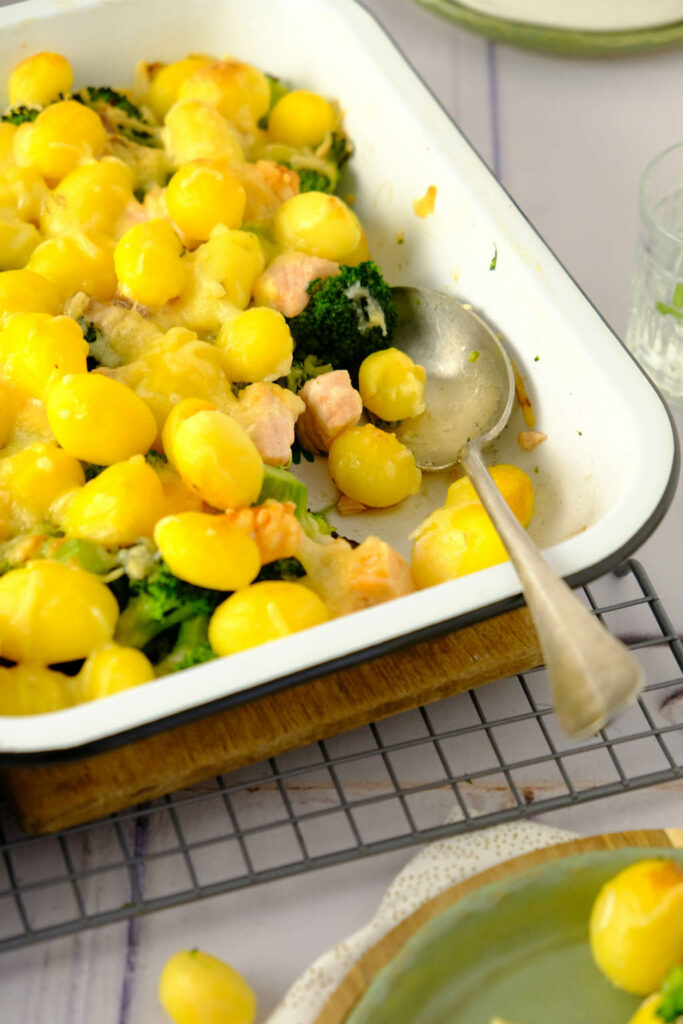 Ovenschotel voor doordeweeks met aardappel broccoli zalm