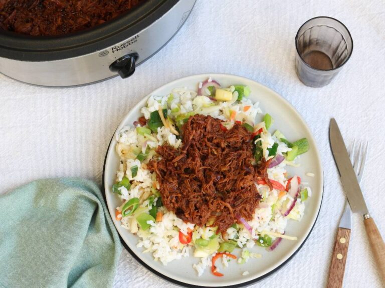 Aziatische pulled chicken uit de slowcooker