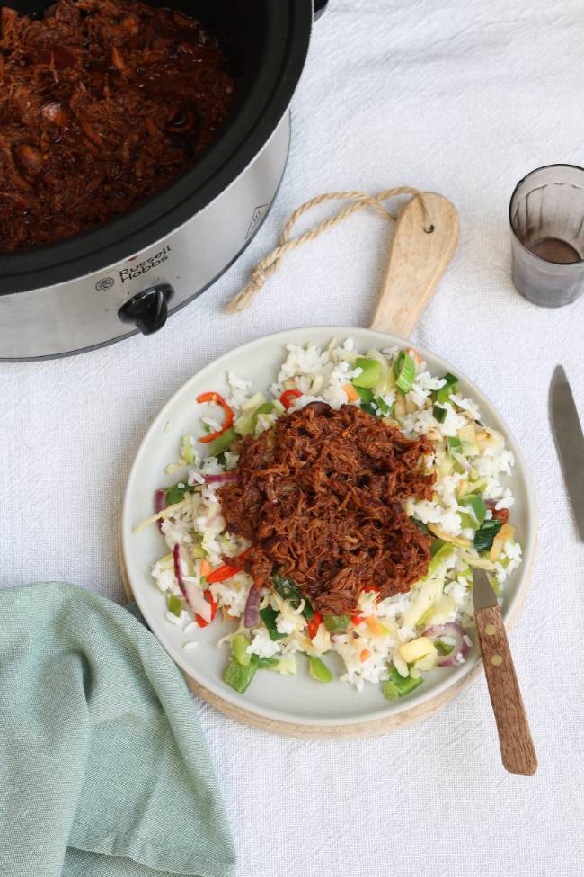 Aziatische pulled chicken uit de slowcooker