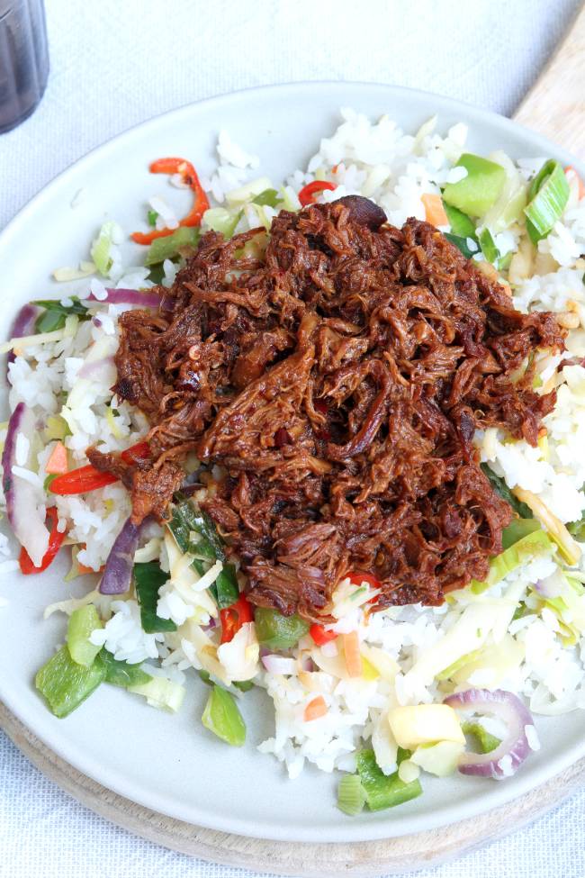 Aziatische pulled chicken uit de slowcooker