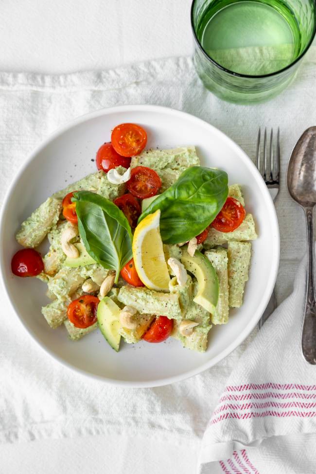 Avocado pasta, snelle recepten voor drukke dagen