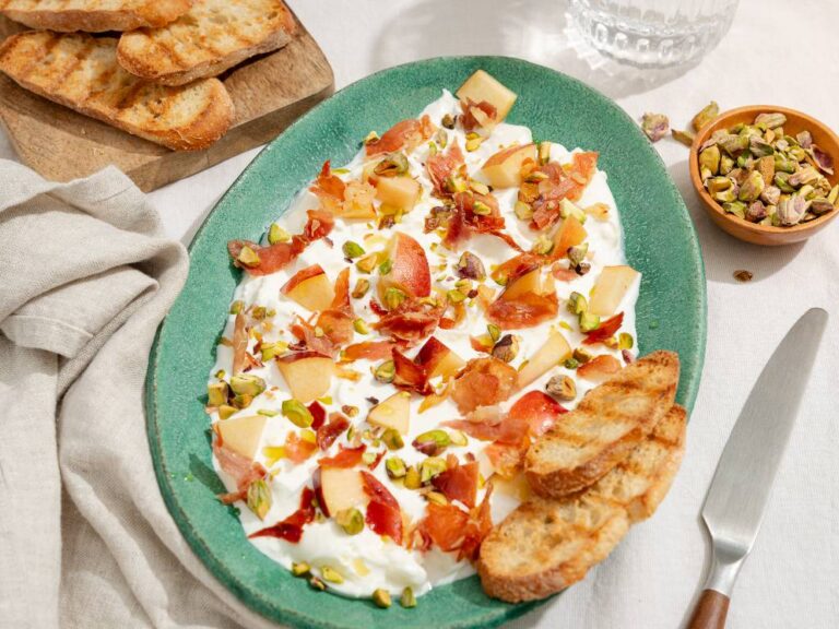 Burrata plank met prosciutto en nectarine