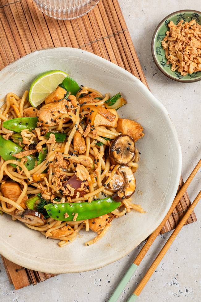 Noedels met kip ketjapsaus en sojasaus