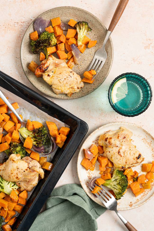 Traybake met zoete aardappel kip broccoli voor na een drukke dag