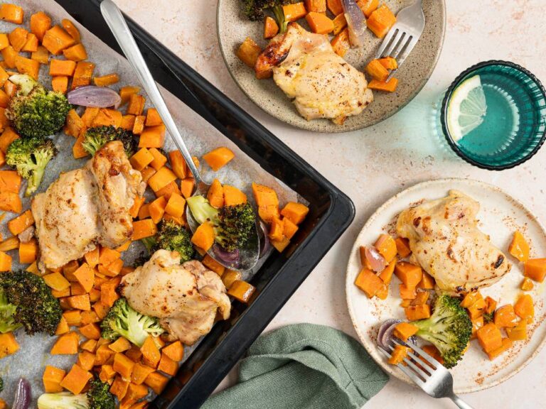 Traybake met zoete aardappel, kip en broccoli