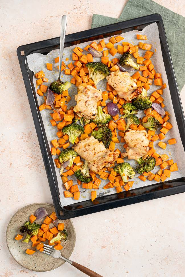 Traybake met zoete aardappel kip en broccoli