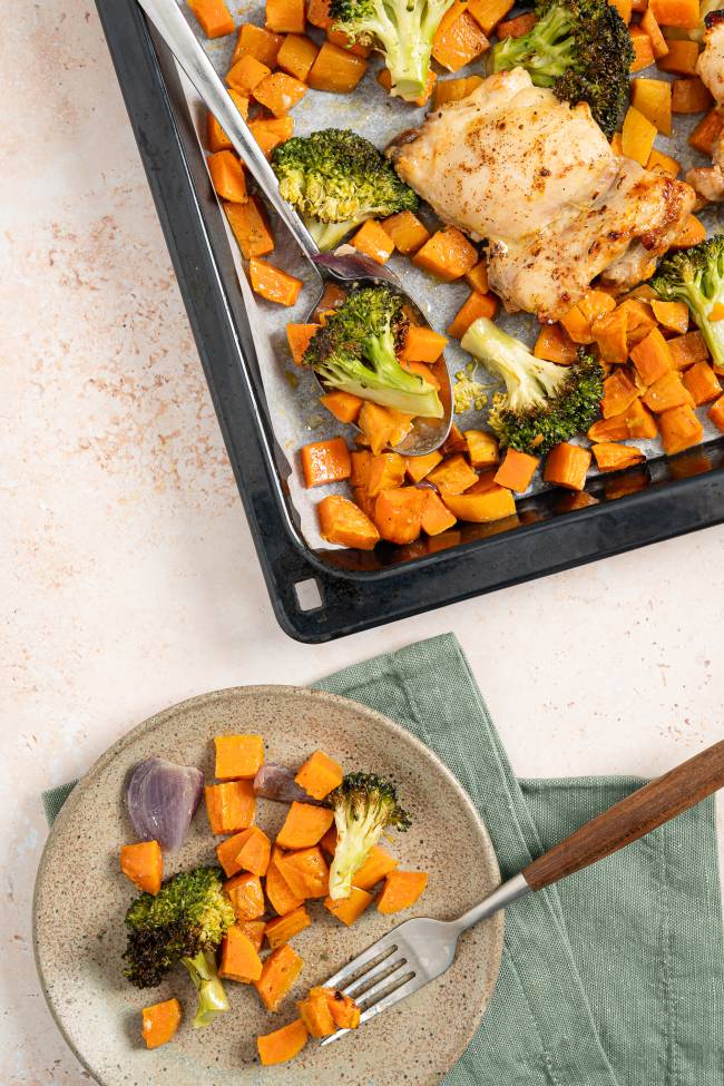 Traybake met zoete aardappel, kip en broccoli