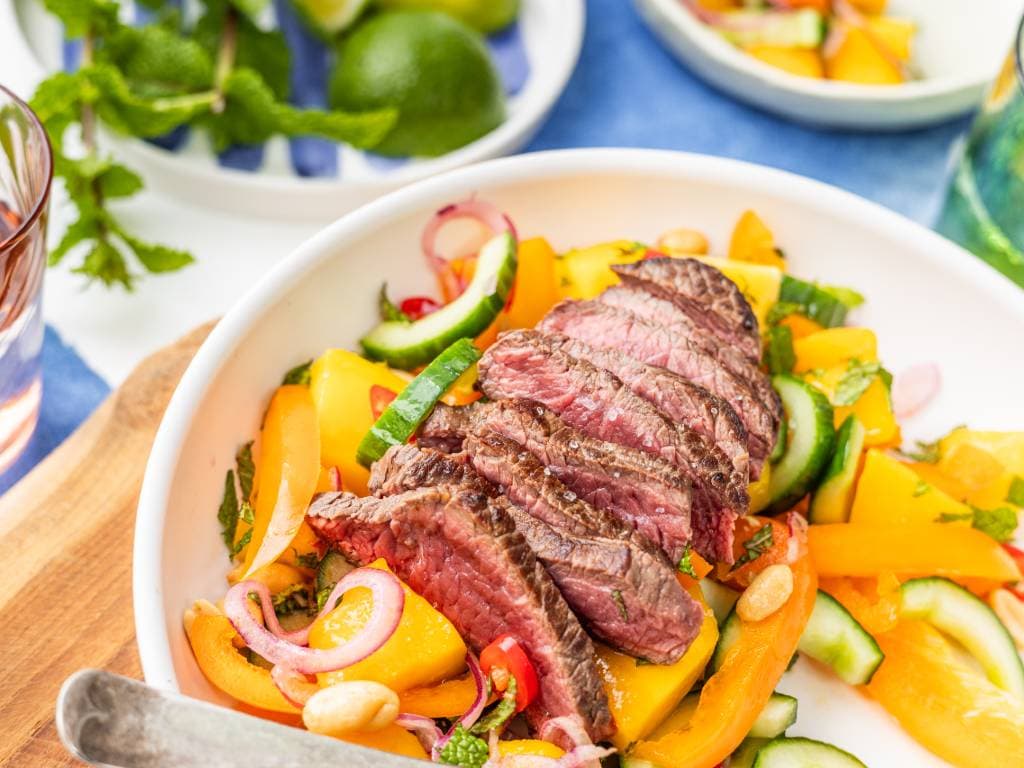 Biefstuk salade met mango, munt en Aziatische twist
