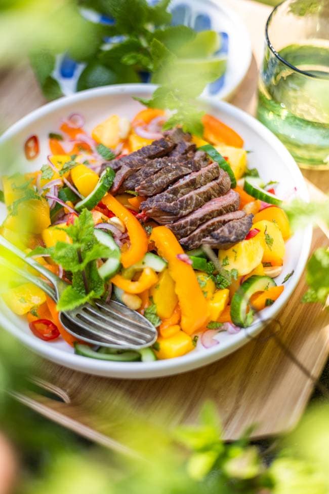 Biefstuksalade met mango en Aziatische twist