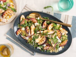 Couscous salade met gegrilde kip en perzik
