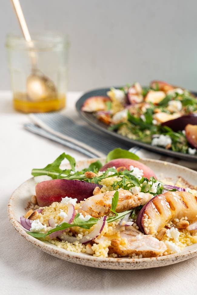 Zomerse salade met kip en perzik