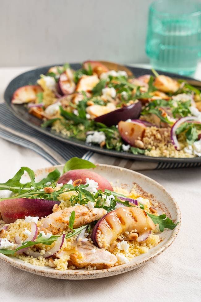 Couscous salade met gegrilde kip en perzik