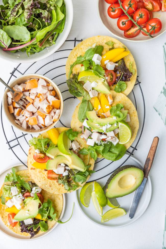 Eten zonder koken koude wraps met gerookte kip