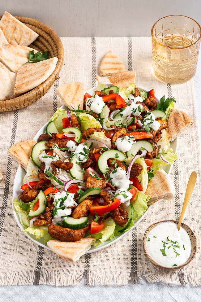 Kipshoarma salade maken