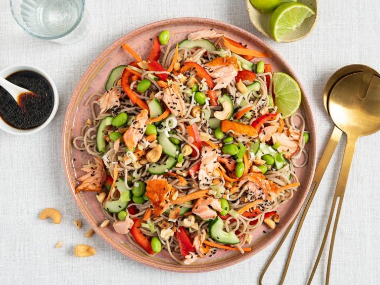 Koude noedelsalade met zalm