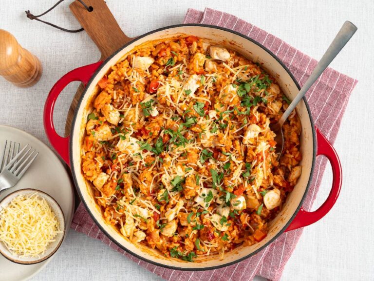 Eenpansgerecht met rijst, kip en paprika