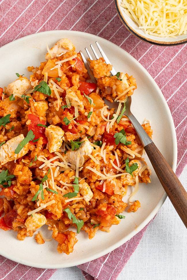 Een pan gerecht met rijst kip en paprika