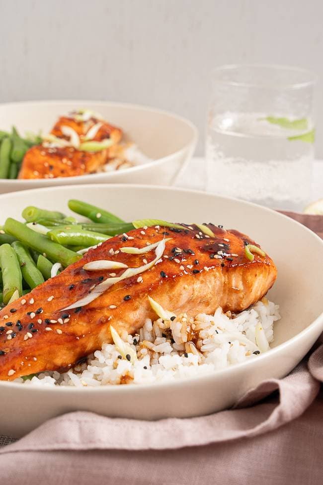 Gebakken zalm teriyaki uit de pan